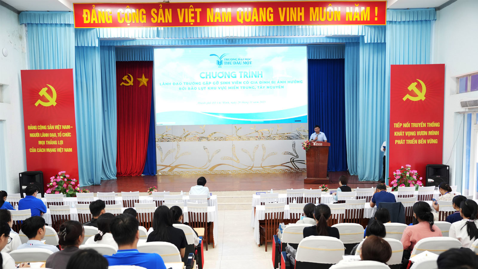 Gia hạn thời gian đóng học phí và hỗ trợ tức thời cho sinh viên quê miền Trung, Tây Nguyên bị ảnh hưởng bởi lũ lụt