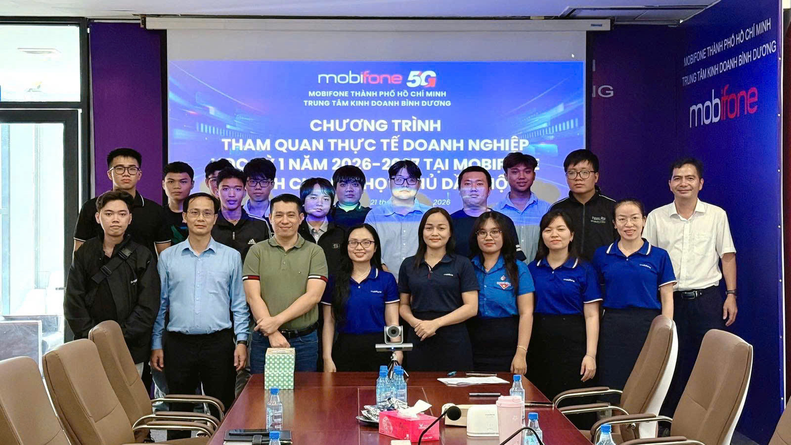 Sinh viên Viện Công nghệ số trải nghiệm thực tế tại MobiFone: Kết nối tri thức - Trải nghiệm công nghệ - Định hướng tương lai
