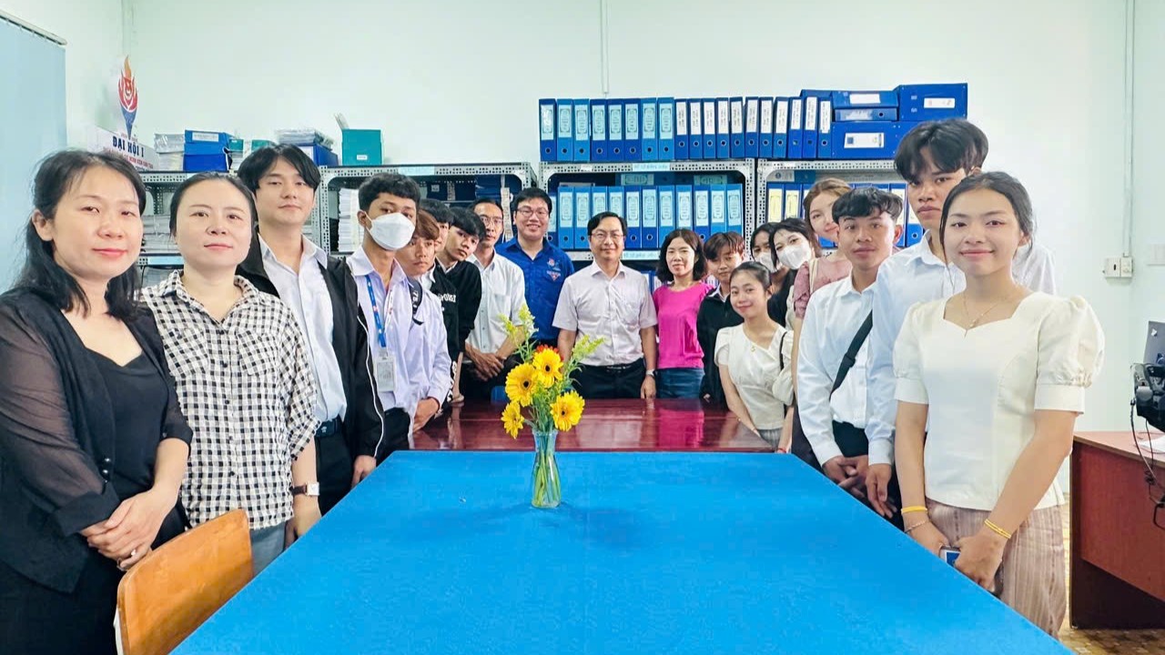 LƯU HỌC SINH LÀO THAM QUAN KHÔNG GIAN LÀM VIỆC CỦA VIỆN