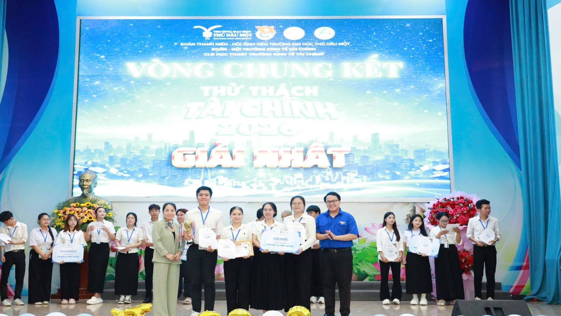 VINH DANH SINH VIÊN VIỆN CÔNG NGHỆ SỐ TẠI THỬ THÁCH TÀI CHÍNH 2026