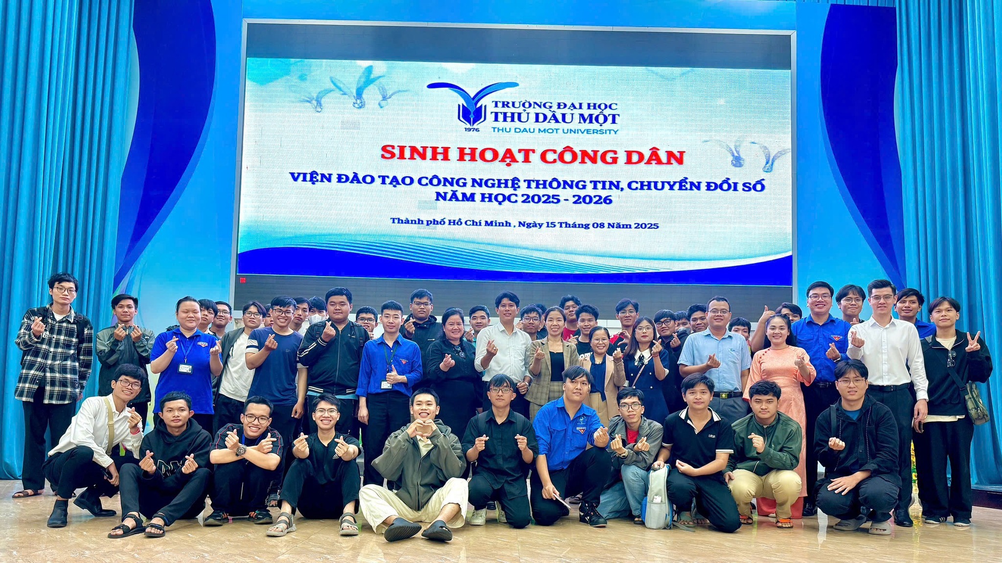  Hoạt động Sinh hoạt Công dân - Sinh viên Viện Đào tạo Công nghệ Thông tin Chuyển đổi Số năm học 2025-2026: Khởi động bùng nổ, kết nối tương lai!