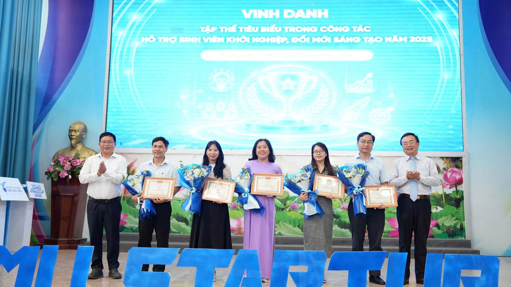 Viện Công nghệ số được tuyên dương là Tập thể tiêu biểu trong công tác hỗ trợ sinh viên khởi nghiệp, đổi mới sáng tạo năm học 2025–2026