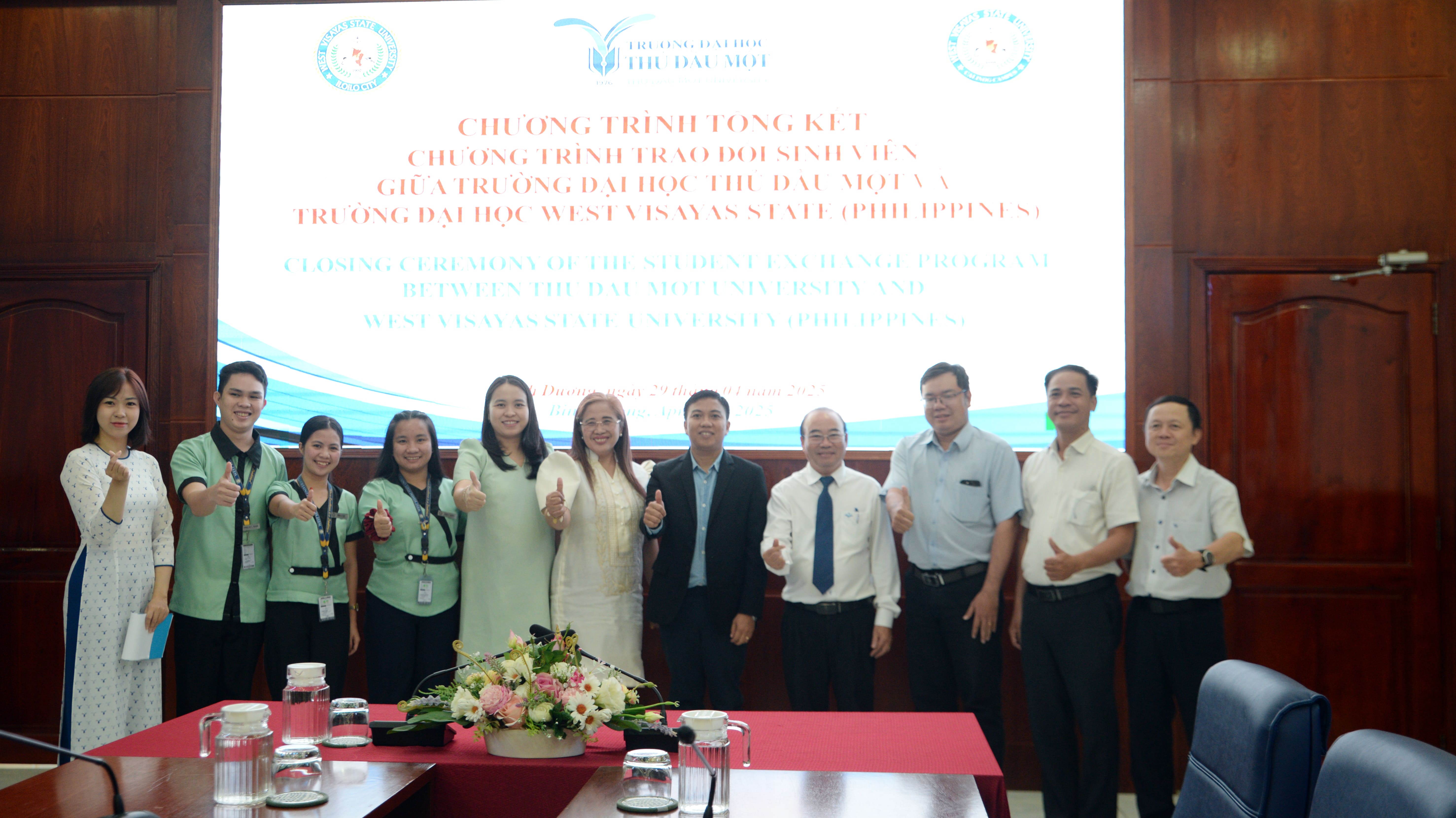Sinh viên trường Đại học West Visayas State (Philippines) hoàn thành chương trình thực tập tại trường Viện ĐT CNTTCĐS - Trường Đại học Thủ Dầu Một