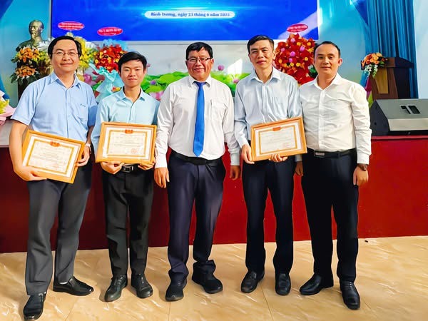 Chúc mừng sinh viên và học viên cao học đạt giải Nhất Nghiên cứu khoa học năm học 2024–2025