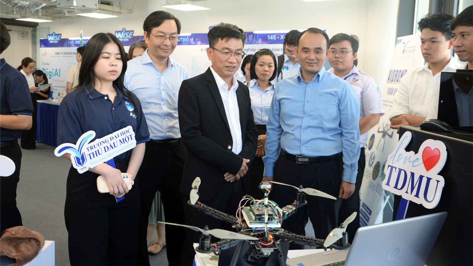 TDMU trình diễn công nghệ AIDrone và In 3D tại Tuần lễ Đổi mới sáng tạo, KHCN và Khởi nghiệp sáng tạo TP.HCM năm 2025